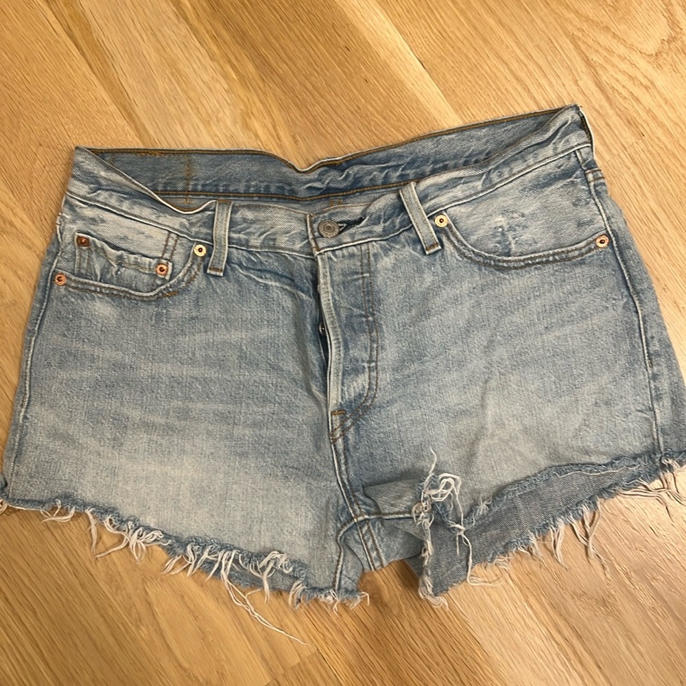 Levi high waisted jean shorts size 29